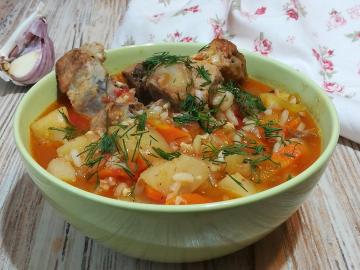 Výživné a chutné hustá polévka se zeleninou, brambory a rýži v Uzbek