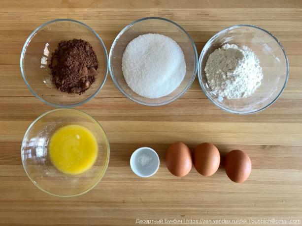 Složek za vzniku 16 cm průměr: 3 vejce (C1), 100 g cukru, 60 g mouky B / C, 30 g kakaového prášku, 20 g másla, 20 g vanilkového cukru, špetka soli