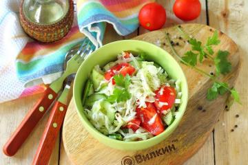 Salát ze zelí, okurek a rajčat