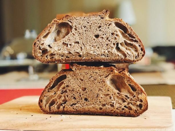 Chléb pečený na kváskem z tohoto článku.