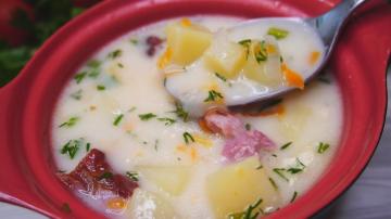 Jednoduchá polévka se sýrovými uzené výrobky, stejně jako jeho rychlost při vaření a chutí
