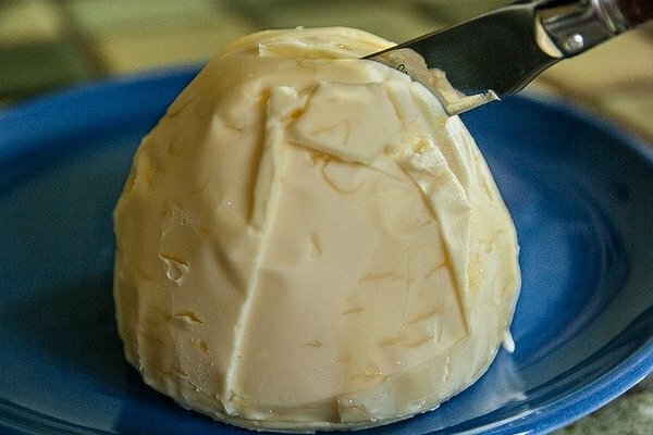 Používáním běžného másla lze zabránit rychlé absorpci alkoholu do krve. (Foto: Pixabay.com)