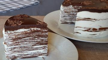Čokoládový dort palačinka. Kombinace jemného krému a bohatou čokoládovou polevou, dává jedinečnou chuť dortu