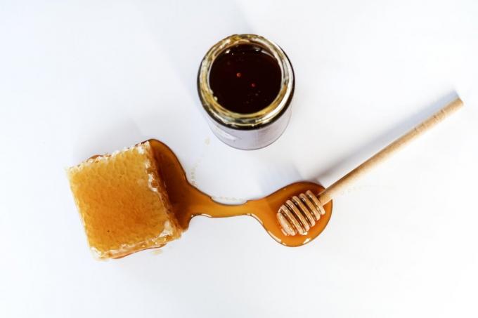 Čerstvý med obsahuje více než 20% kapaliny