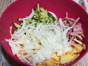 Lahodný salát se šunkou a čínským zelím