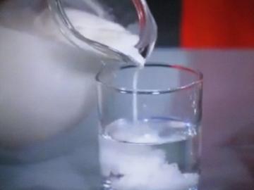 Jak rychle a snadno zjistit, že mléko se rozpustí ve vodě (3 osvědčené způsoby)