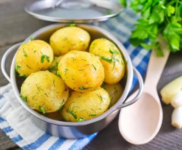 Jak vařit brambory v mikrovlnné troubě po dobu 7 minut. 3 metoda