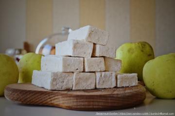 Podobně jako jablka a cukr vařit skutečný dezert. Recept na domácí marshmallows, jako je „Sharmel“