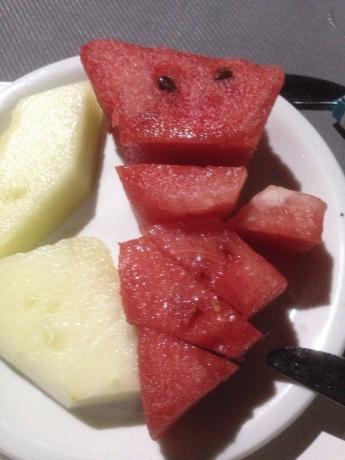Ovoce. Hotel byl vždy ovoce: vodní meloun, meloun, švestky, hrozny. 