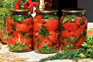Plátky rajčat s bylinkami a česnekem na zimu. oblíbený recept