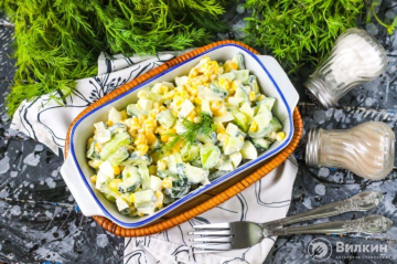 Kukuřičný salát s čerstvými okurkami a vejci