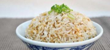 Jak vařit lahodný drobivou rýže obloha