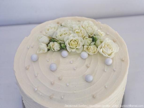 Jednoduchý příklad, jak vyzdobit dort s čerstvými květinami