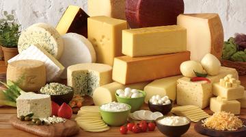 Sýr ve stravě roste hubený muž.