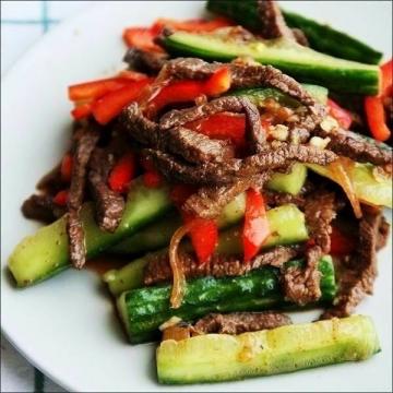 Korean předkrm masa, okurky a papriky