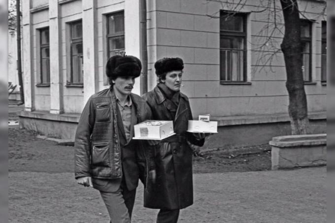 Výšlap na hosty s koláčem v sovětských dobách. Fotografie - Yandex. fotografie
