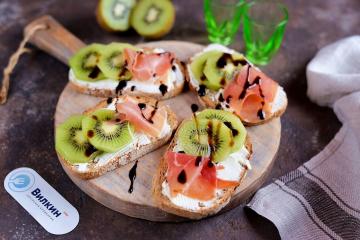 Kiwi a sendviče se smetanovým sýrem