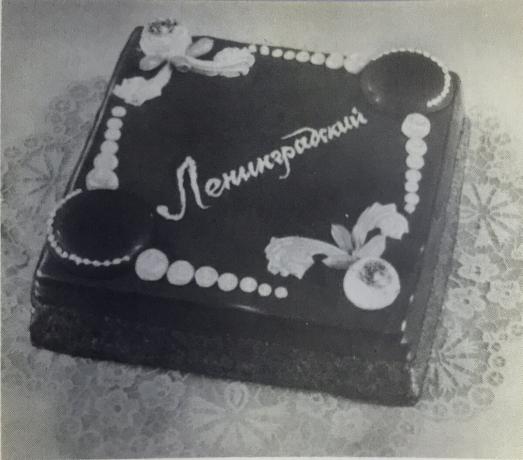 Dort Leningrad. Foto z knihy „Výroba dortů a koláčů,“ 1976 