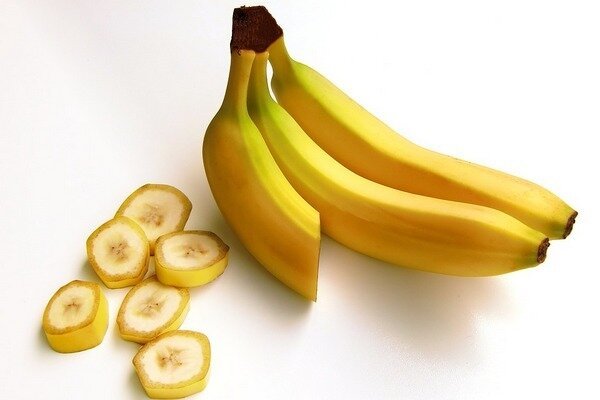 Chcete-li zvýšit účinek banánů, můžete si vyrobit koktejl s kefírem (Foto: Pixabay.com)