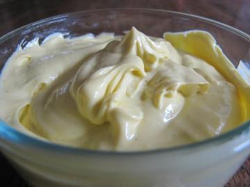 Jak vytvořit domácí majonézu s kysanou smetanou a vařenými žloutky. Není mastný a chutné