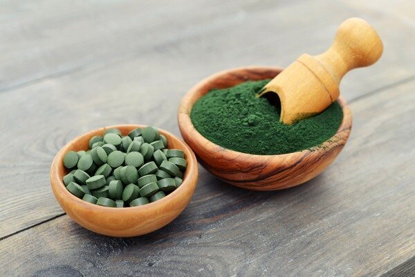 Spirulinu lze koupit čerstvou, sušenou, ve formě doplňků stravy (Foto: trojmiasto.pl)