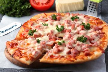 Pizza s klobásou, rajčaty a sýrem