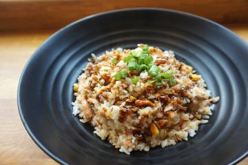 Tři rýže salát, který ozdobí libovolné tabulky