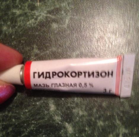 Další „Penny“ prostředky z lékárny. Cena 25-35 rublů. Hydrokortison - hormon lék, takže s ním příliš opatrně, ne více než jednou za měsíc. S tímto produktem jsem bojovat s vrána k nohám kolem očí. To pomáhá!