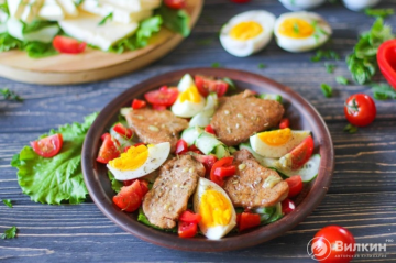 Kuřecí, vejce a zeleninový salát