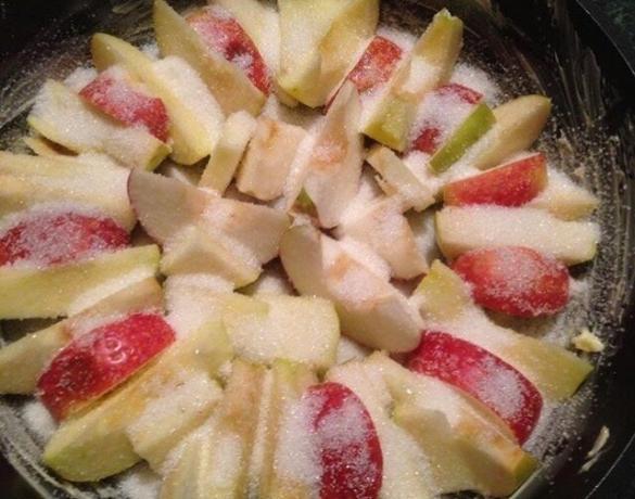 Před pečením jablka.