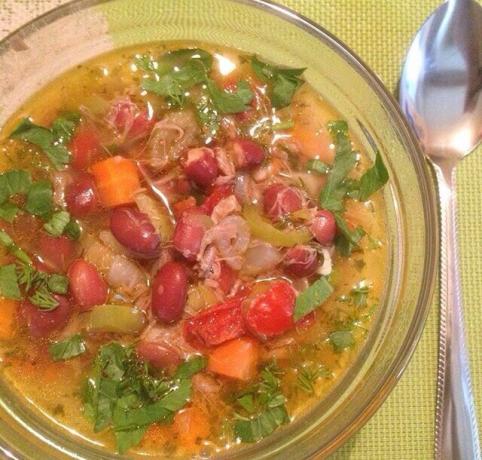 Tato polévka se nazývá punc Bulharsku a chuť a těží z toho není horší než naše boršč.