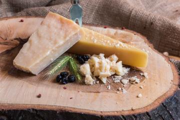Co je sýr „Parmesan“