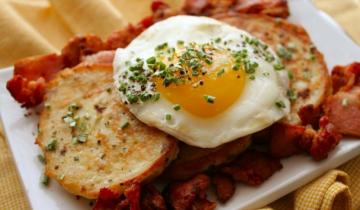 Nejlepší snídaně: palačinky s míchanými vejci a slaninou