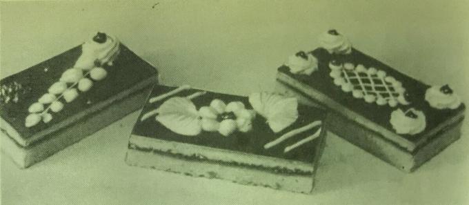 Dort „Leningrad želé se šlehačkou.“ Foto z knihy „Výroba pečiva a koláčů,“ 1976 
