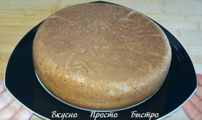 Sušenky se také pečené v troubě předehřáté na 180 ° C, Ochota ke kontrole dřevěné špíz. Prorazit dort špíz, špejle, jestli suché, pak piškotový dort je připraven.
