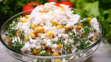 Salát z vařené ryby s rýží a kukuřicí
