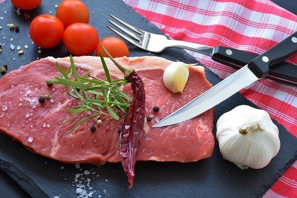 Kupte si kousky vařeného masa místo steaků. (Foto: Pixabay.com)