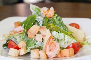 Salát „Caesar salát s krevetami