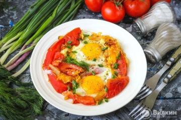 Smažená vejce s rajčaty a cibulí