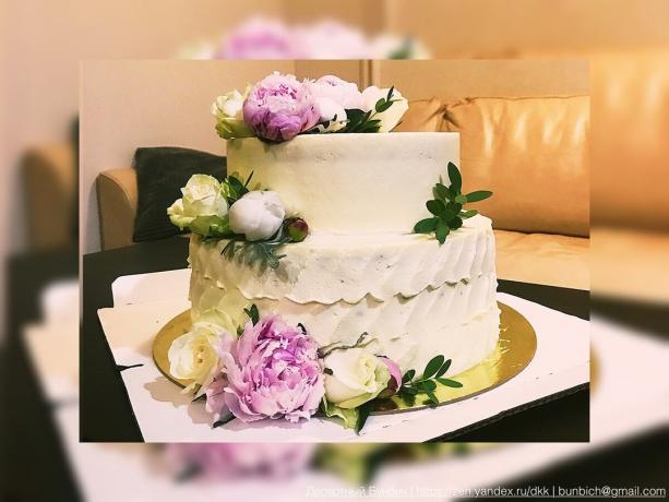 Příkladem svatební dort, který jsem vyzdobené květinami