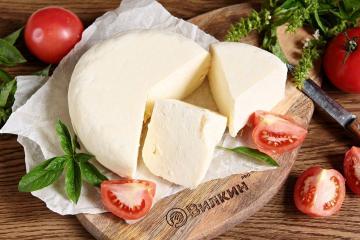 Domácí sýr vyrobený z mléka, zakysané smetany a vajec