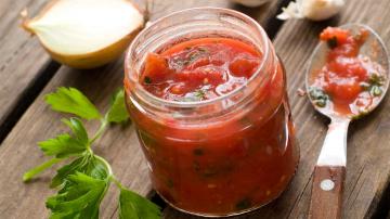 Salát s rajčaty na zimu: Top 3 recepty