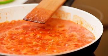 Špagety s rajčatovou omáčkou a kuřecím masem