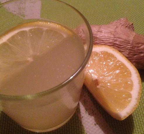 Nápoj zázvoru a citronu může pomoci při hubnutí. Aby tento nápoj není obtížné, a budete brzy cítit efekt. Nepijte těžké. Rozměry zápisu vypočítána na dosažení - 1 litru hotového nápoje.